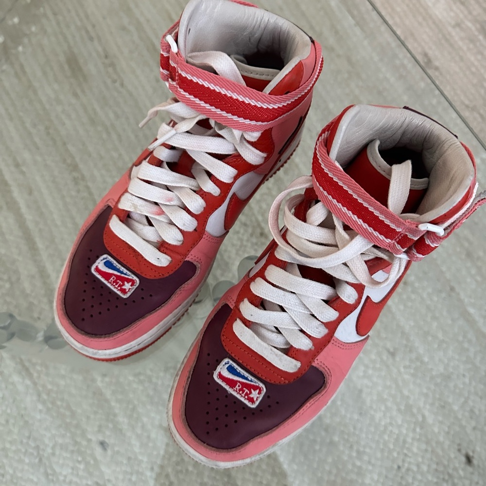 NIKE R.T size 6, good condition stock photo for price reference